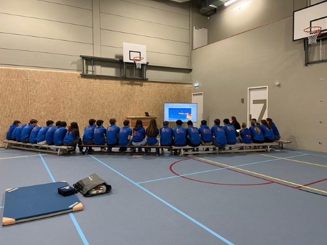 uitleg in de gymzaal (Klein)